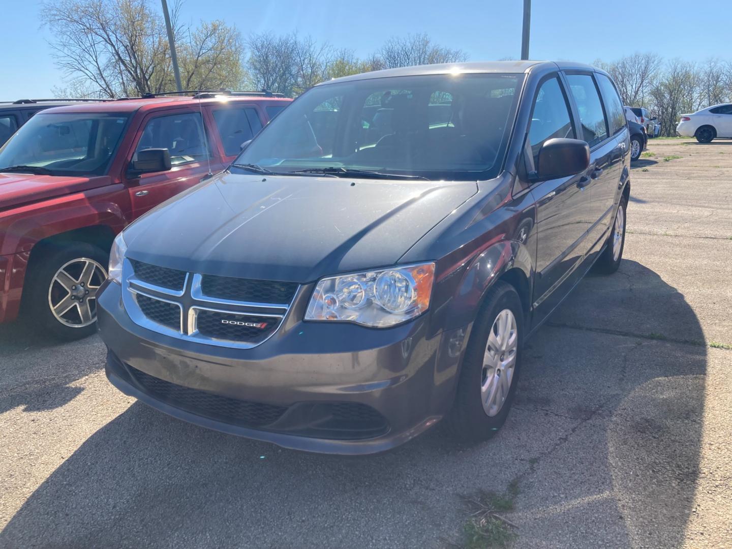 2015 Quartz Met. Dodge Grand Caravan SE (2C4RDGBG1FR) with an 3.6L V6 DOHC 24V engine, 6-Speed Automatic transmission, located at 1800 South Ihm Blvd, Freeport, IL, 61032, (815) 232-5543, 42.278645, -89.607994 - Photo#0